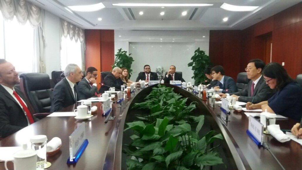 Conversação com vice-ministro Li Jun no Departamento Internacional do PCCh