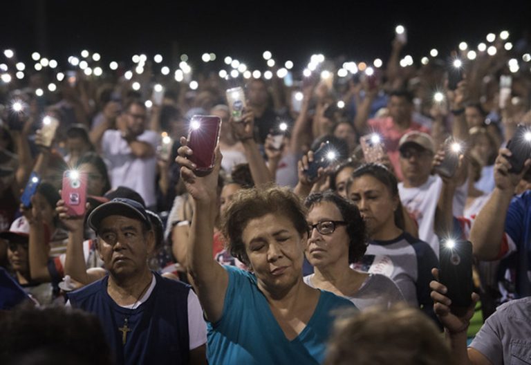 Vigília em homenagem às vítimas do massacre em EL Paso, Texas, perpetrado pelo racista xenófobo Patrick Crusius. (Foto: Mark Ralston/AFP)