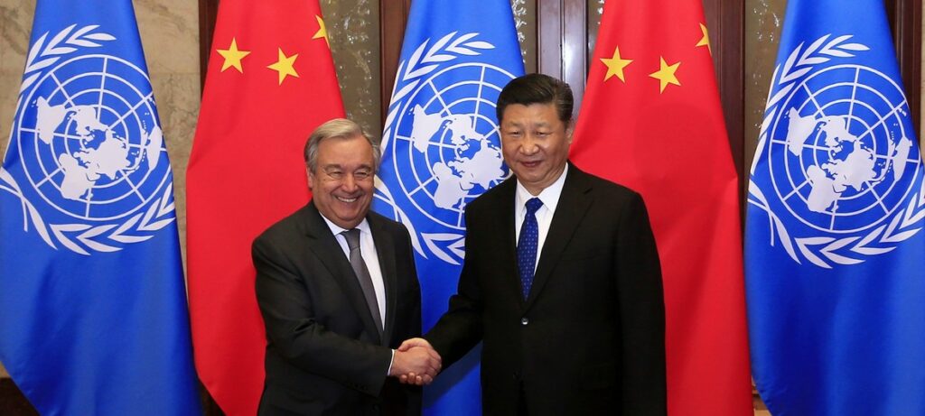 O presidente chinês Xi Jiping cumprimenta Antonio Guterres, secretário-geral da ONU