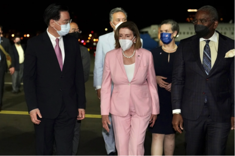 Nancy Pelosi está em viagem a Taiwan e se encontrará com a presidente Tsai Ing-wen na quarta-feira [Ministério das Relações Exteriores de Taiwan via EPA]