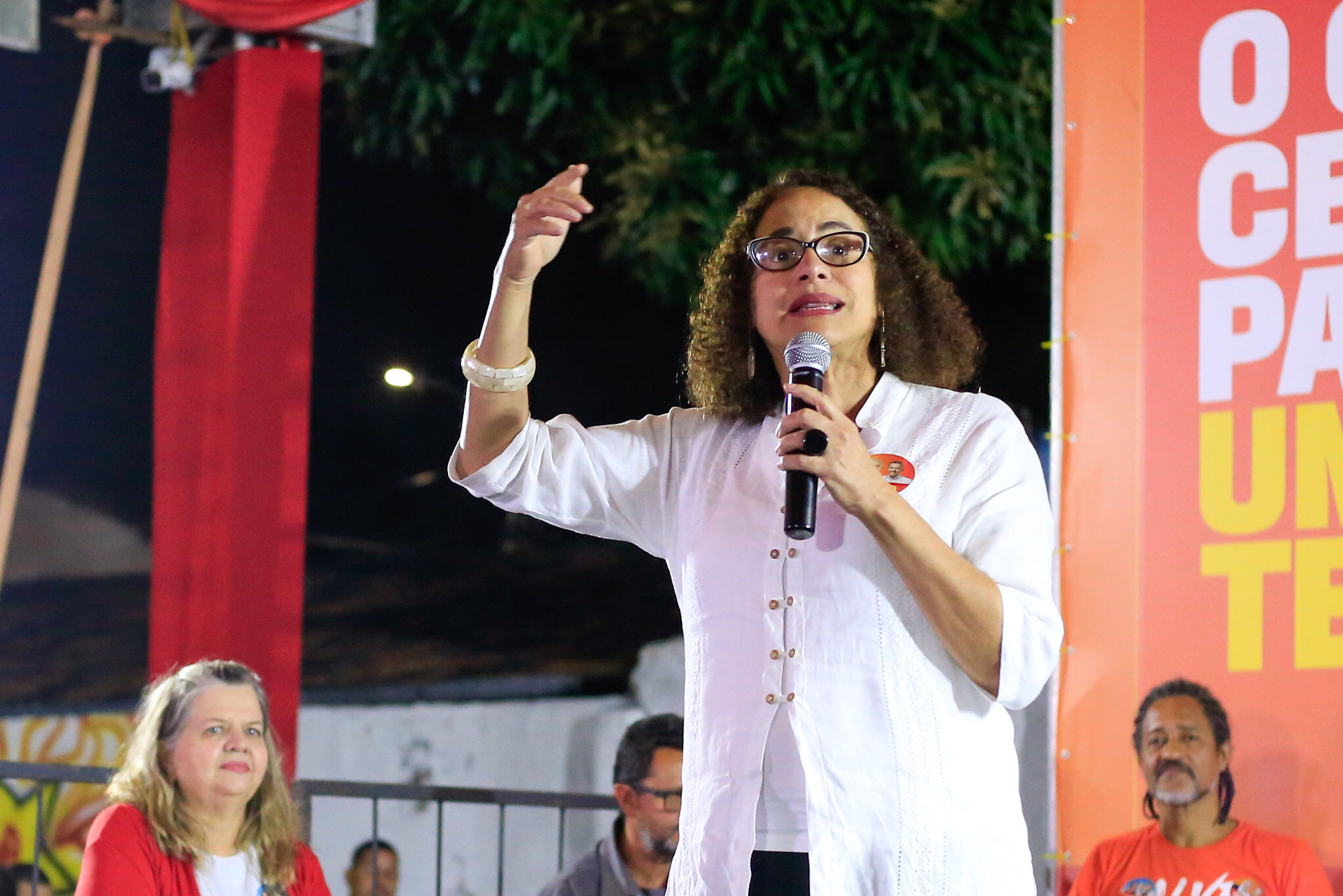 “Sorriso no rosto e vamos à luta eleger Lula domingo”, diz Luciana