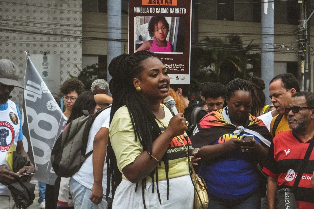 Relações raciais na escola: reprodução de desigualdades em nome da igualdade