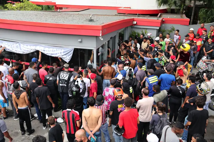 Entregadores de aplicativos de delivery em greve fazem manifestação na frente a sede do iFood em Osasco Paulo Pinto/Agência Brasil