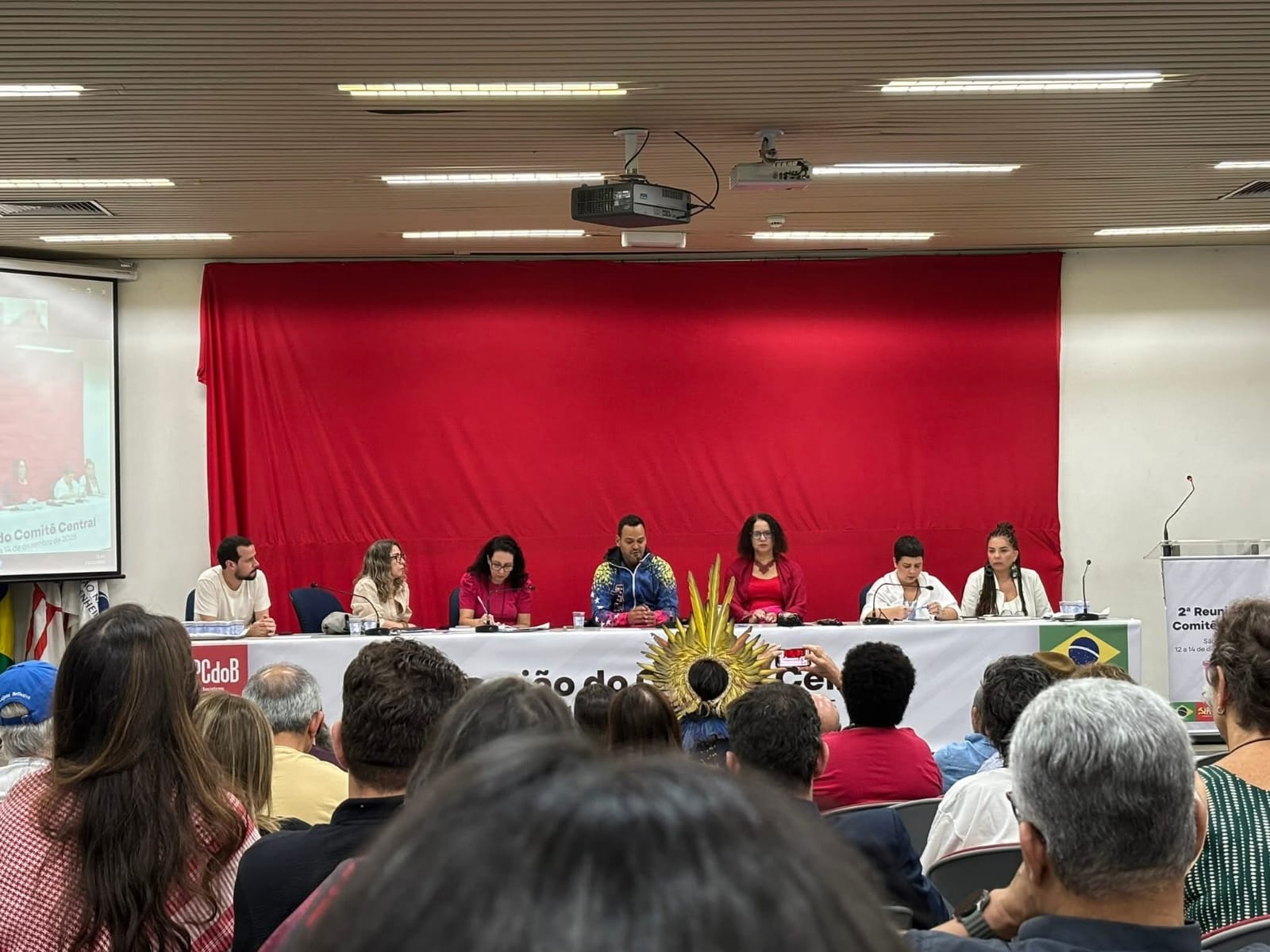 PCdoB define estratégia e defesa da democracia com Lula